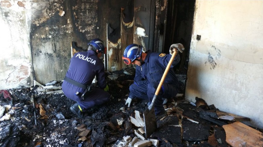 Policía científica inspecciona la vivienda