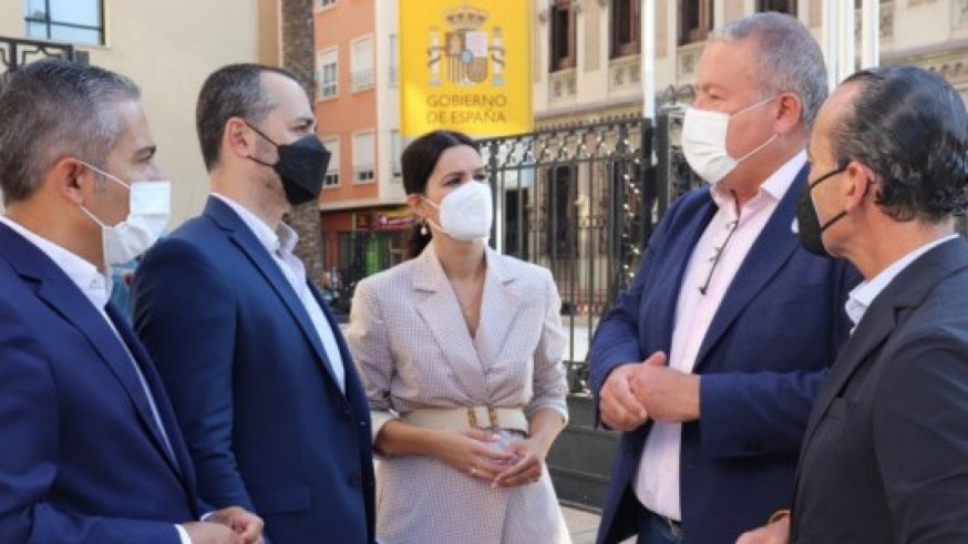 Miembros del PP este miércoles frente a la Delegación del Gobierno