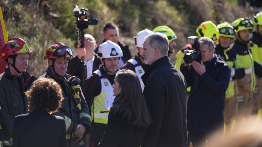 Los reyes muestran a los familiares de las víctimas de Adamuz "el cariño de todo el país"