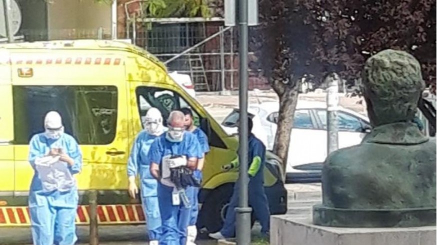 Sanitarios se dirigen a hacer una prueba en Murcia. 