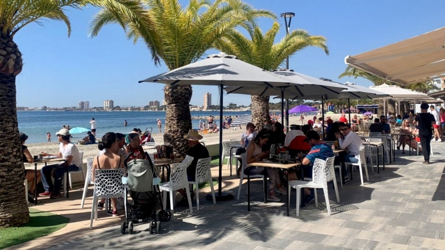 Terraza llena de clientes junto al Mar Menor en Los Narejos (Los Alcázares). V. M. M.