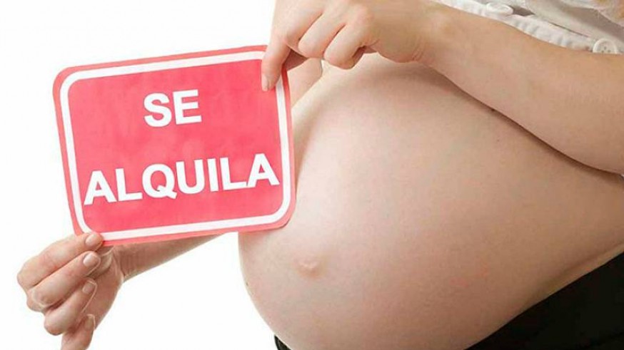 Vientre de mujer embarazada y cartel de alquiler
