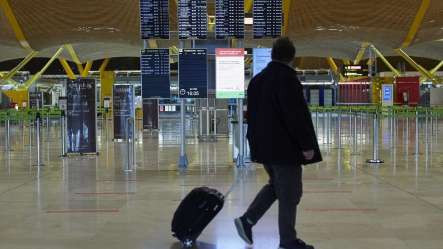 Un pasajero camina con su maleta por el aeropuerto de Madrid. EUROPA PRESS