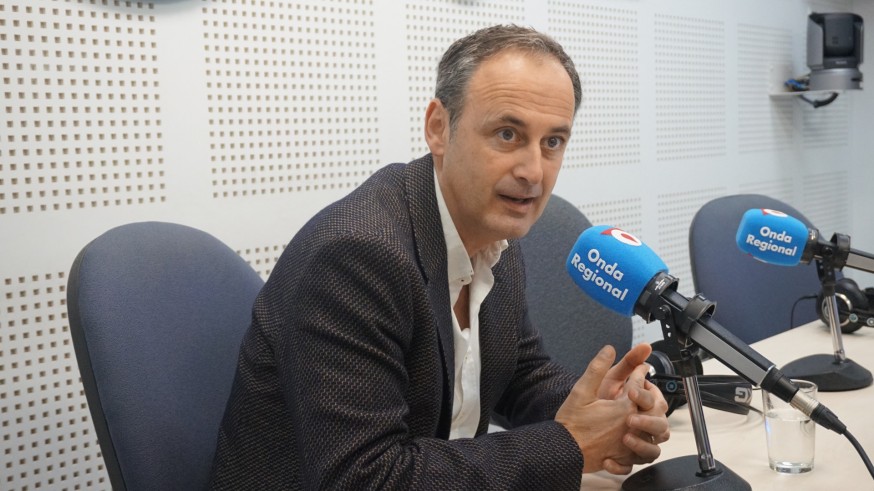Javier Celdrán en los estudios de Onda Regional