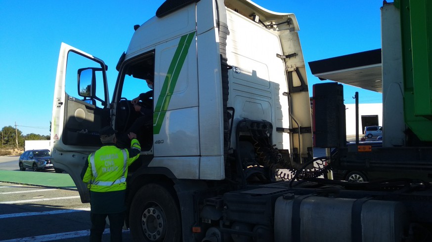 La Guardia Civil controlará alrededor de 700 camiones y autobuses durante esta semana