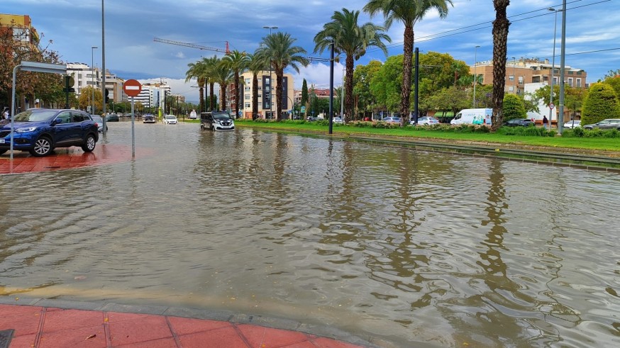 Una fuerte tormenta inunda calles y garajes en varios municipios de la Región