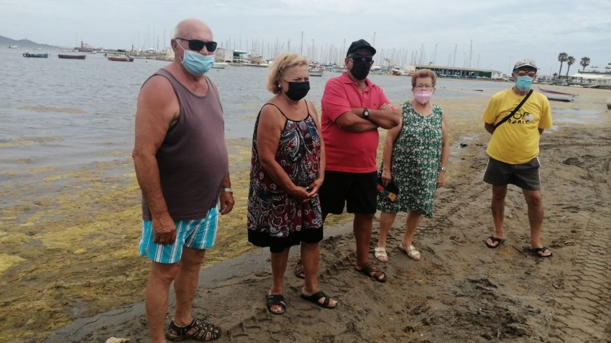 Vecinos de Los Nietos en la orilla del Mar Menor cubierto de ova