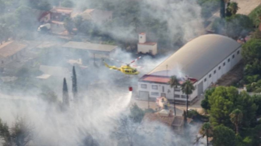 Medios aéreos trabajan en la extinción del incendio de La Alberca.112