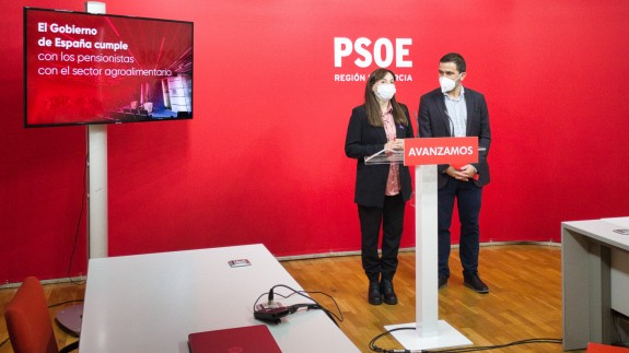 Marisol Sánchez Jódar y Juan Luis Soto en la sede del PSRM. Foto ASR