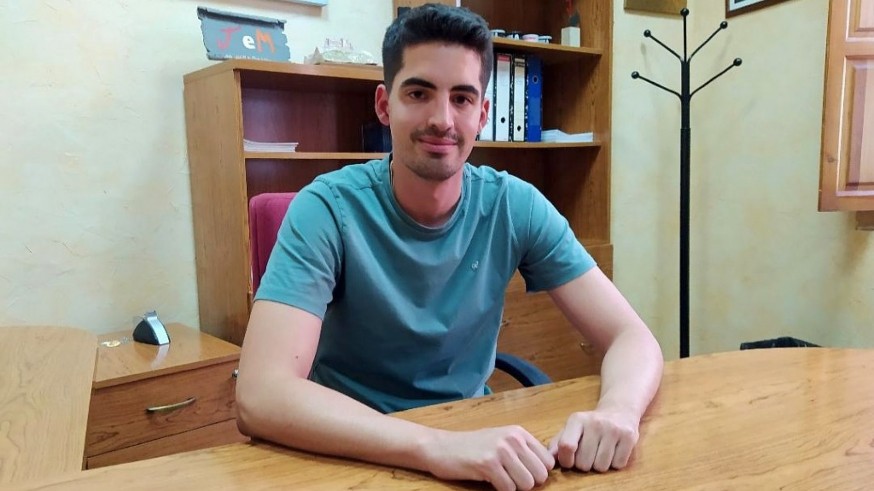 José Luis Piñero habla con el concejal de Juventud de Mula, Antonio Ruiz, de las actividades de ocio y tiempo libre para este verano
