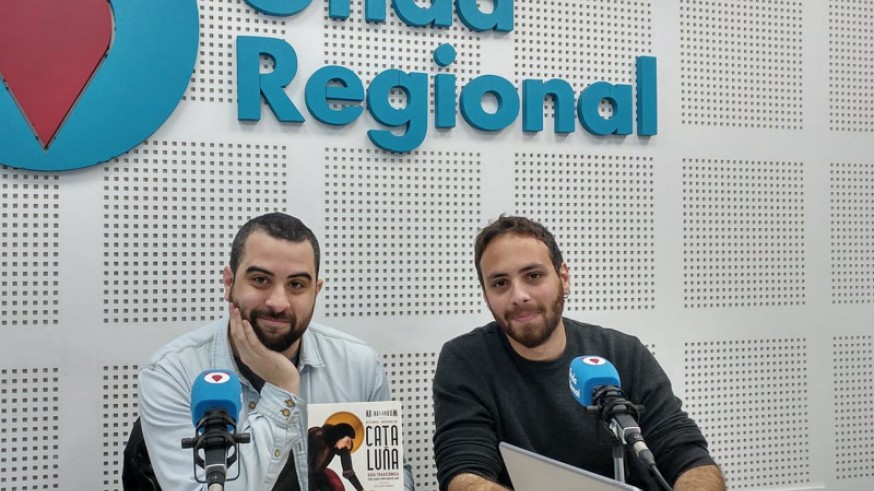Isaac Alcántara y David Omar posan con Historia absurda de Cataluña en Onda Regional