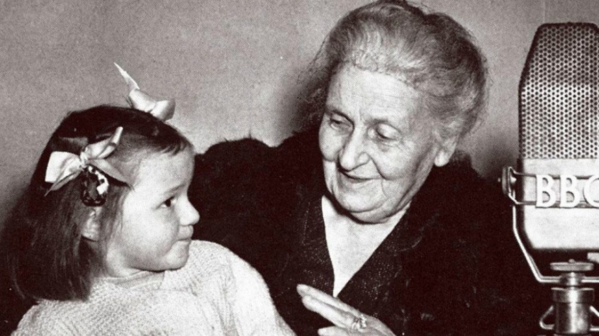 María Montessori y una niña