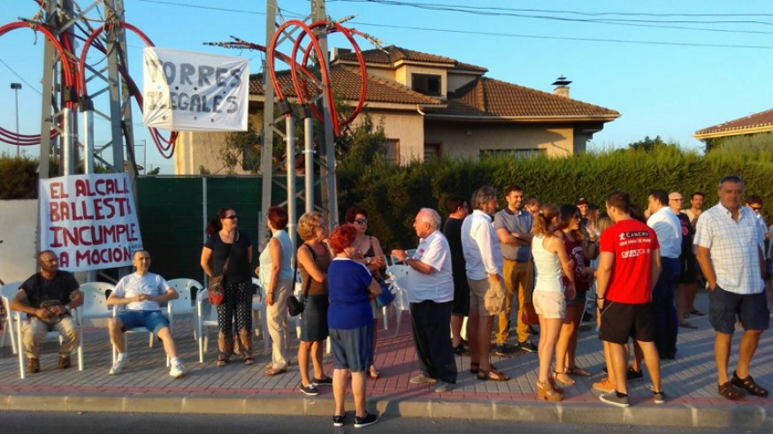 Vecinos de la Arboleja protestando por la instalación de dos torres de alta tensión