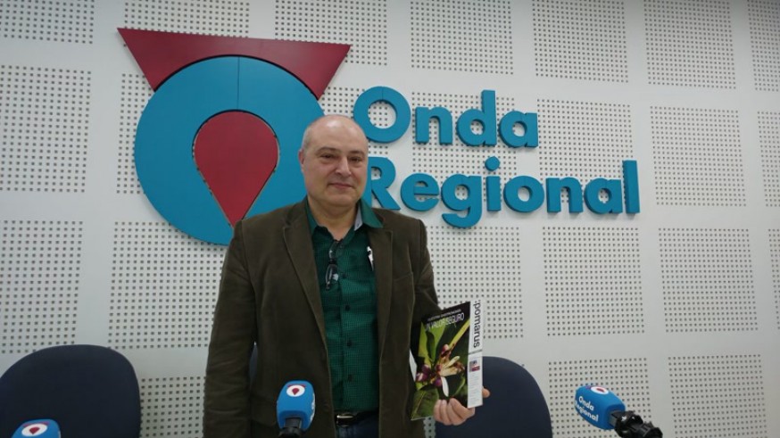 Antonio Fernández Salinas posa con el primer número de la revista Pomarus en Onda Regional