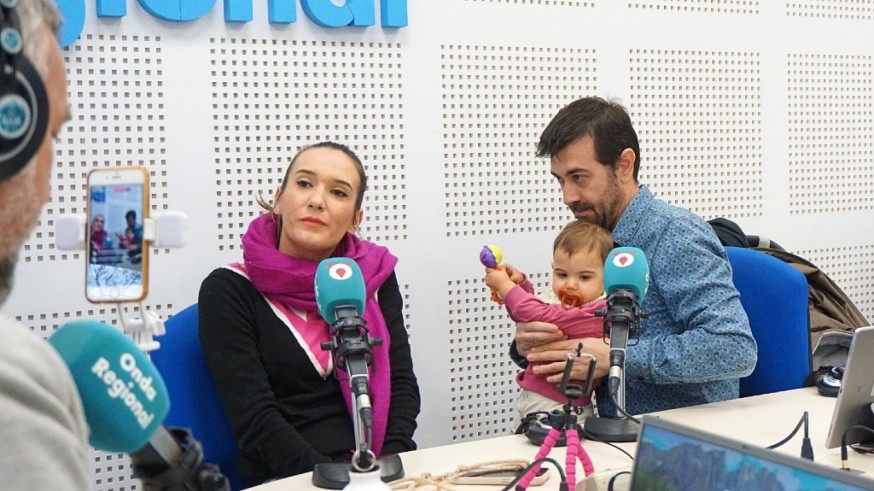 Especial colectivos. Hablamos de Un Rayo de Luz para Helia con Luisa María Oliver y Domingo Vera con su hija Helia, enferma de SPG54