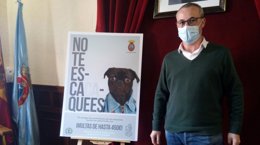  Francisco Llamazares junto a una imagen de la campaña