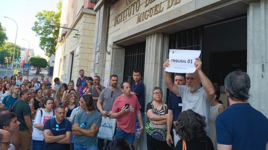 Miles de opositores buscan una plaza de profesor en la Región de Murcia