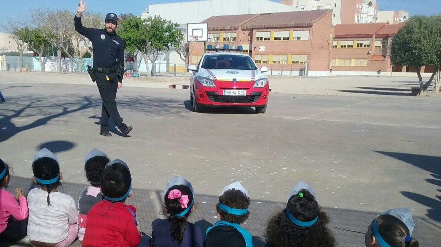 Víctor Navarro en una de sus clases de seguridad vial. Foto: Ayuntamiento de Cartagena