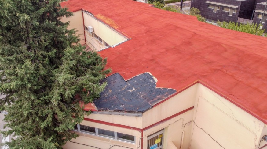 Las familias de los alumnos afectados por los daños en el techo del colegio sopesan si vuelven a clase el lunes 