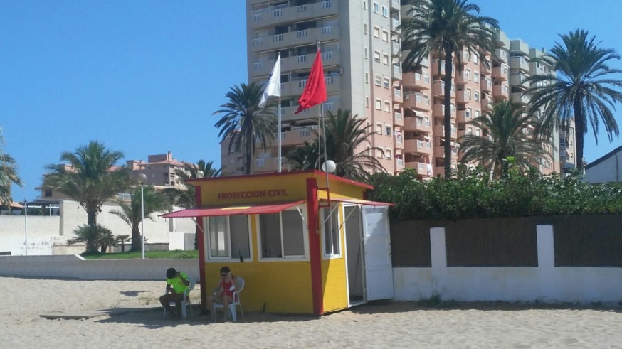 El Ayuntamiento de Cartagena reabre seis de las nueve playas que había cerrado para facilitar la retirada de peces muertos