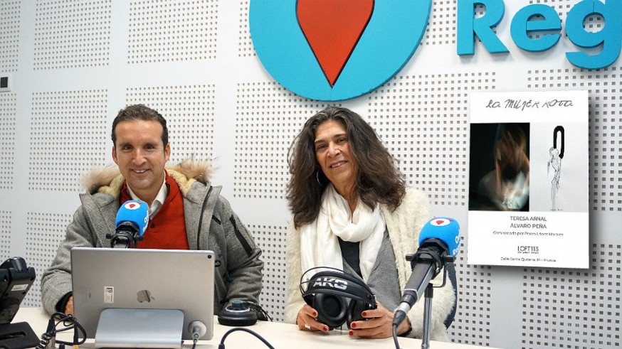 Álvaro Peña, Teresa Arnal y cartel de la exposición 'La mujer rota'