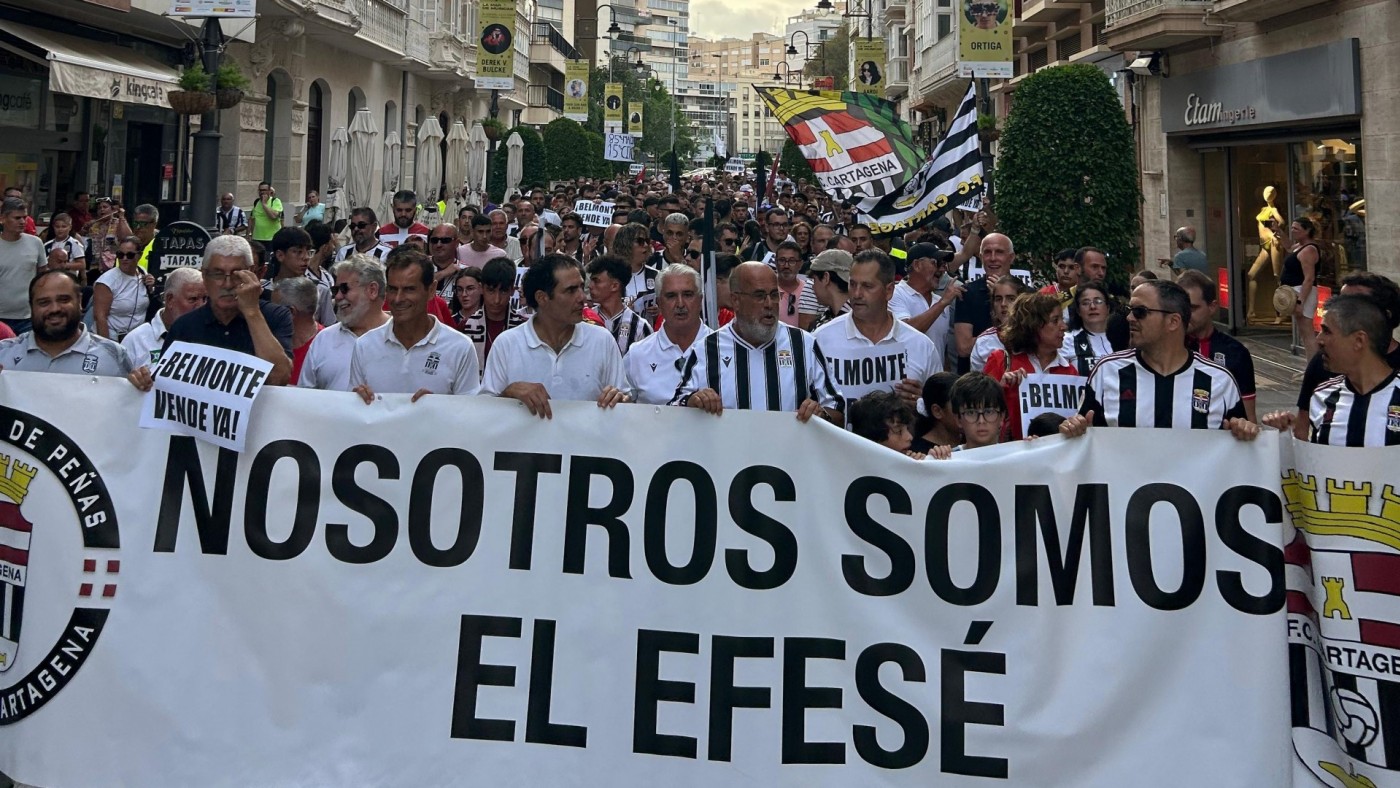 Las peñas del Cartagena se manifiestan al grito de "Belmonte vete ya"