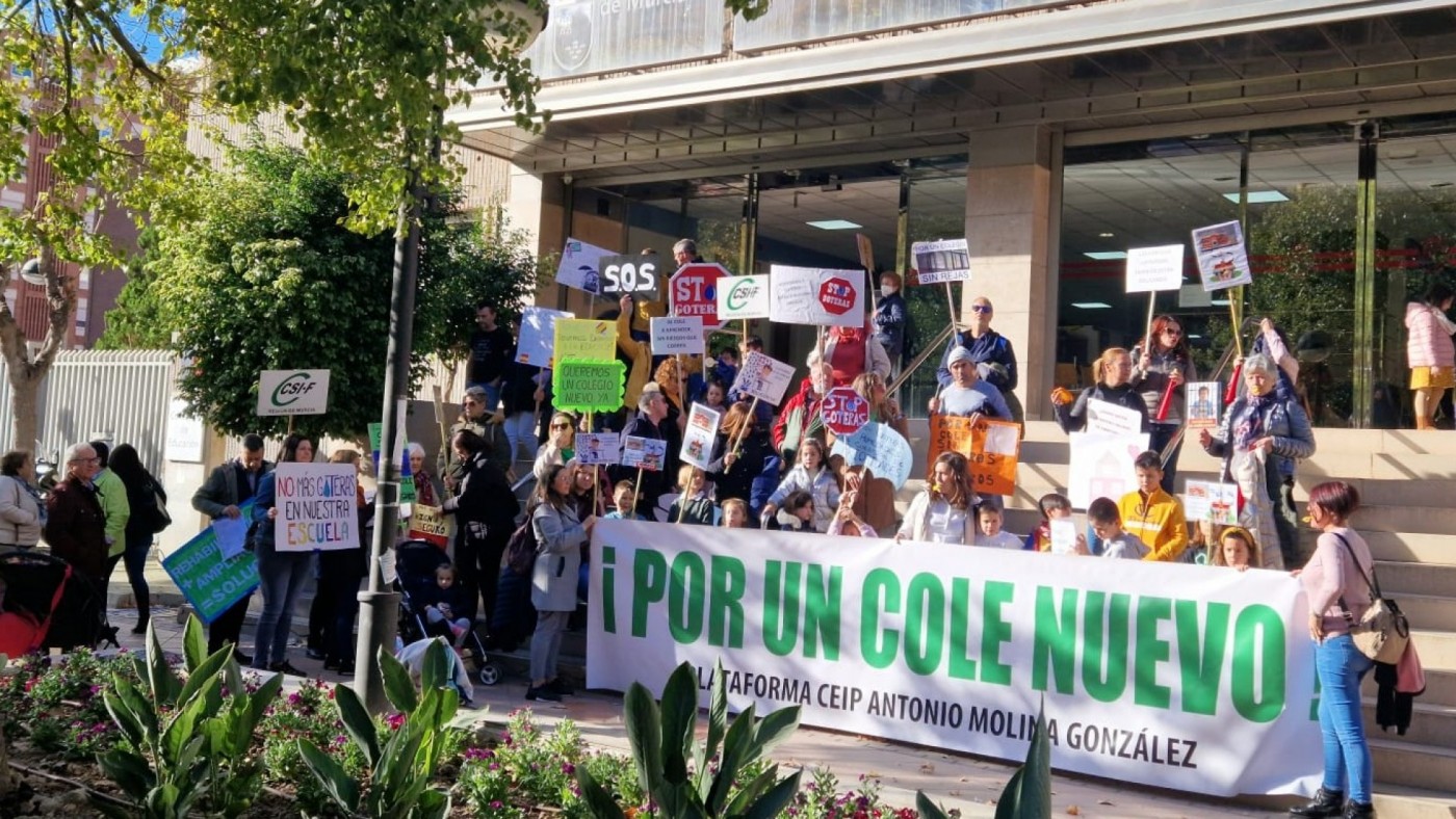 Protestas para exigir la rehabilitación integral del Colegio Antonio Molina González de Blanca