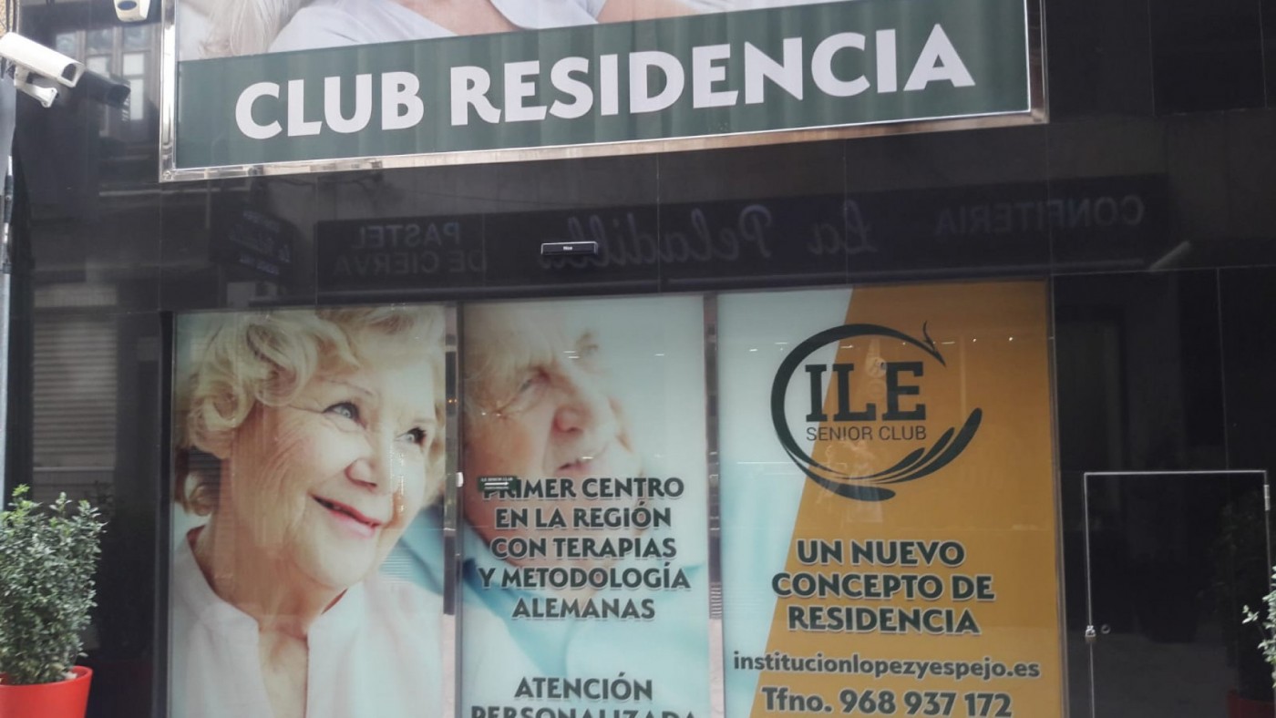 Publicidad en el exterior de las instalaciones
