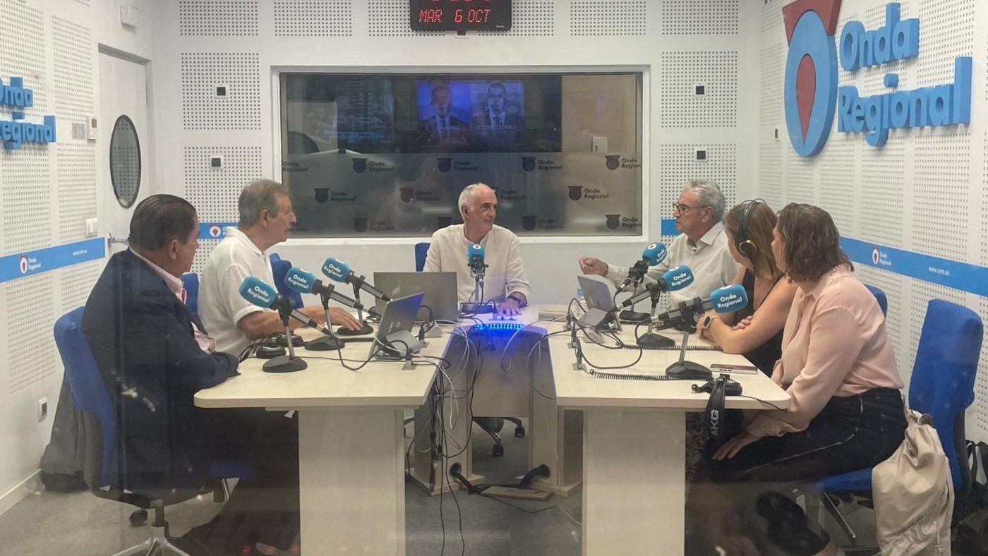 Pedro de los Santos, Enrique Nieto, Pepe Ruiz, Isabel Franco y María José Nicolás analizan las noticias del día en Onda Regional