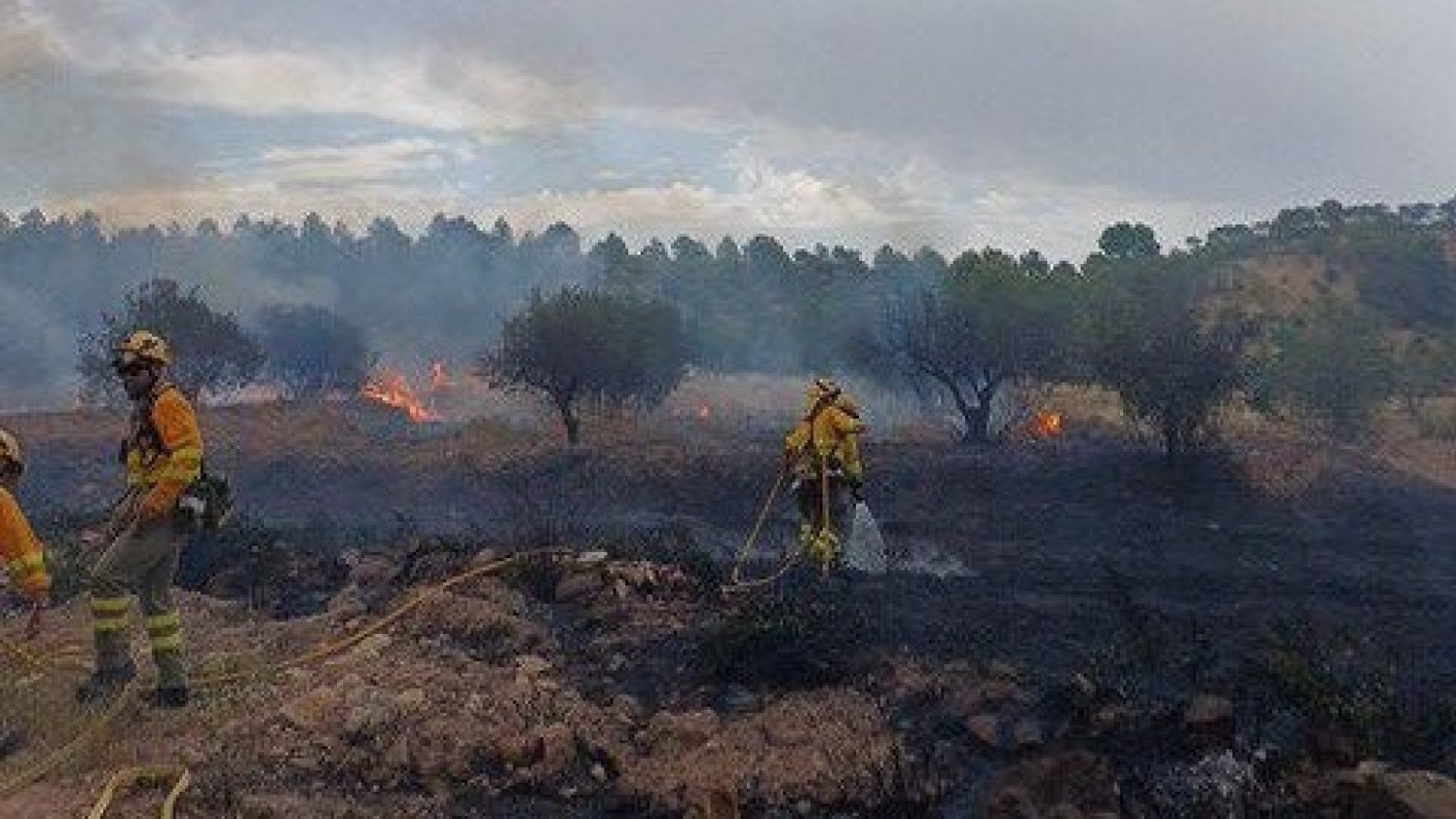 Incendio en la pedanía lorquina de Terreras en el que trabaja un helicóptero