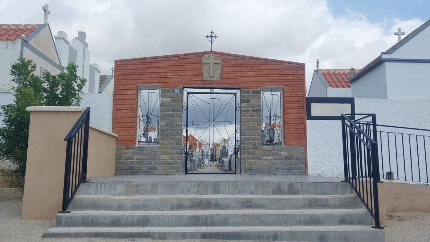 El párroco de Corvera envía avisos de exhumación a familias con deudas pendientes del cementerio