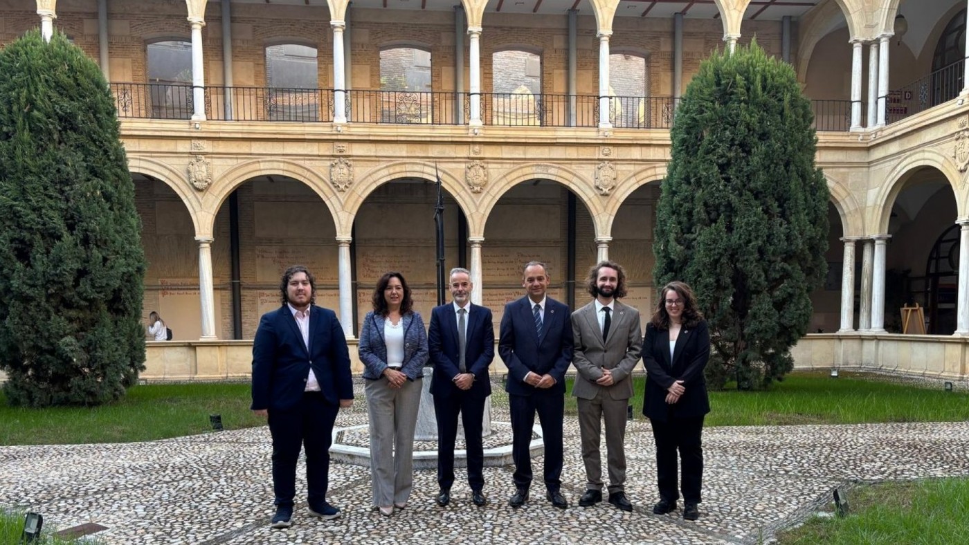 El rector de la UMU posa este viernes junto a miembros del Consejo de Estudiantes del Grupo 9. ORM