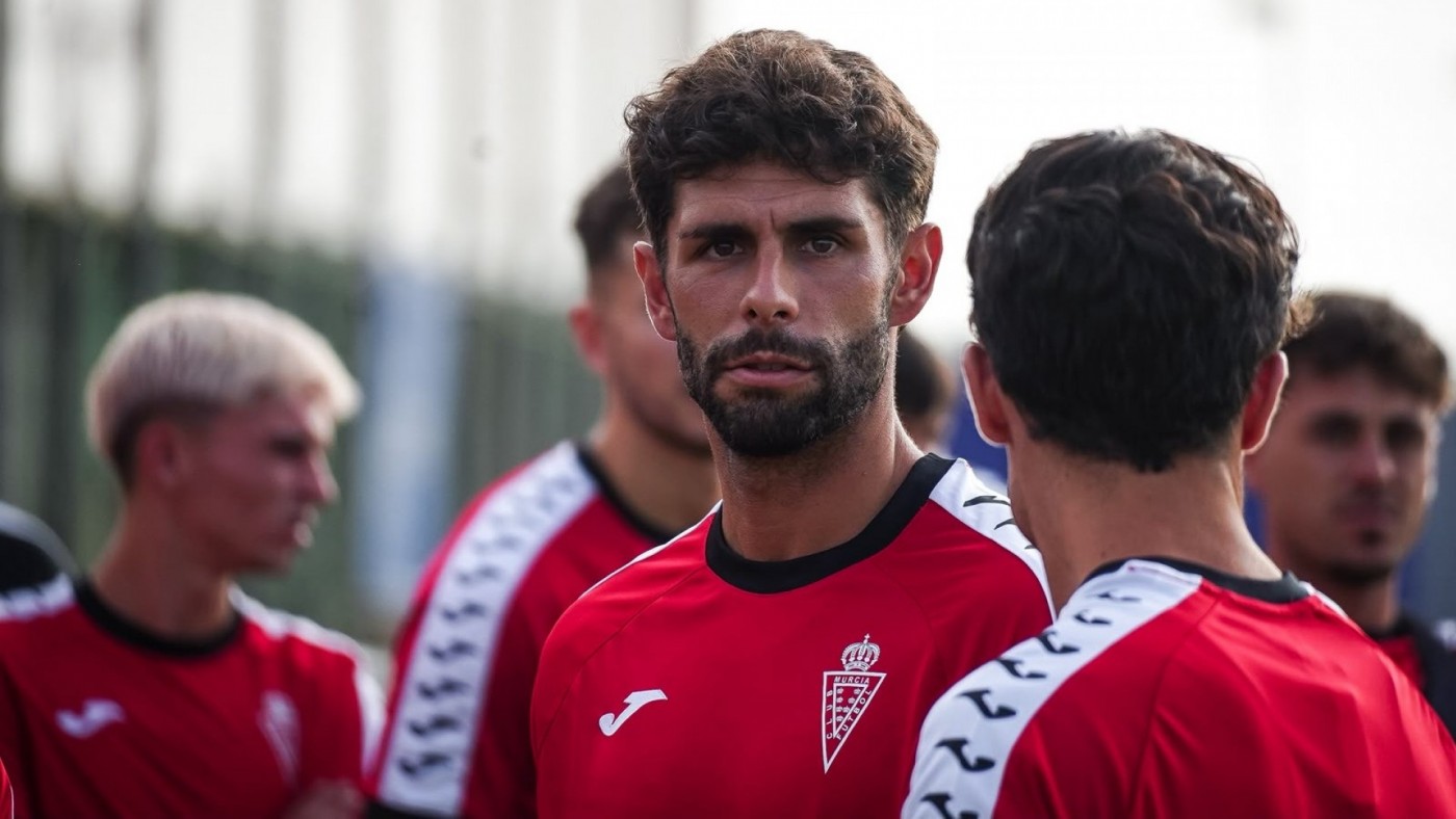 Óscar Gil: "El Murcia apostó por mí en un mal momento y quise quedarme a pelear el ascenso"