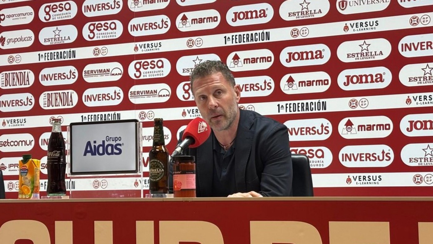 Curro Torres: "Mira el escudo, el Real Murcia lo tiene todo"