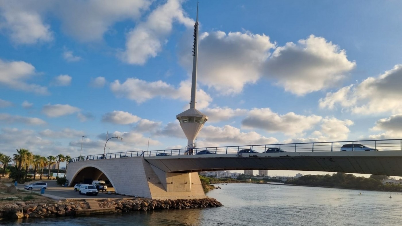 Logran cerrar manualmente el Puente del Estacio en La Manga
