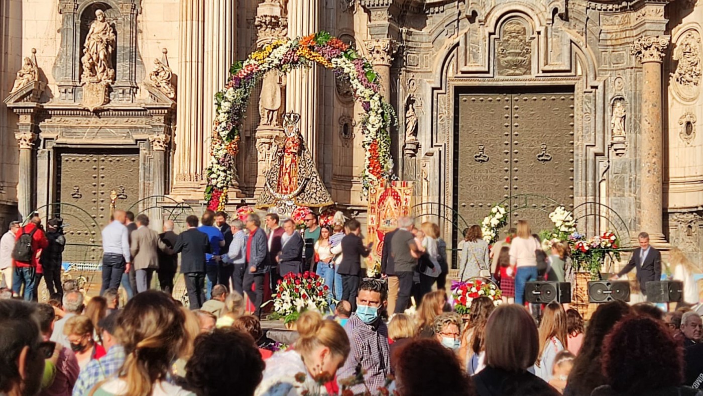 12.000 mil ramos de flores rojas y blancas visten el manto de la patrona de Murcia