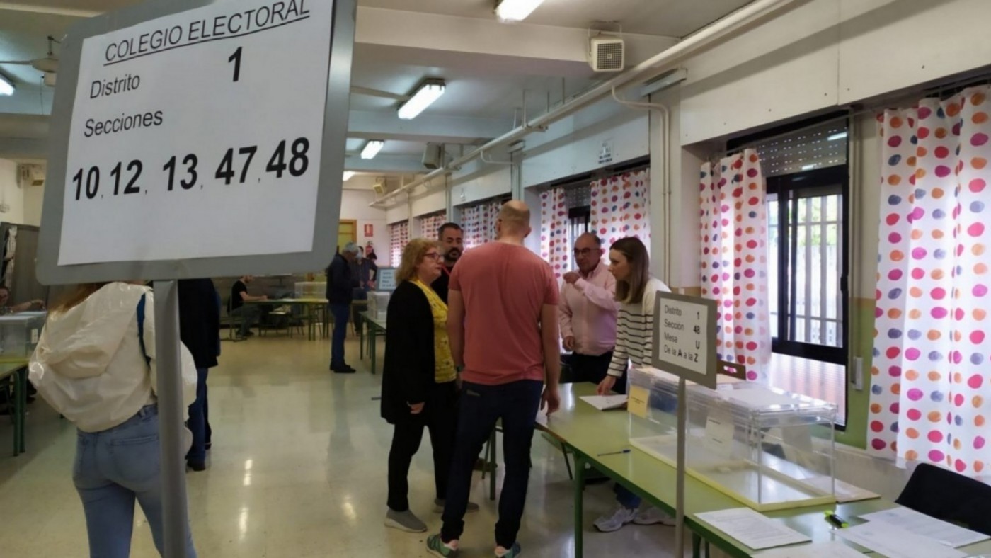 Reordenan las aulas en los colegios donde habrá mesas electorales para que tengan aire el 23J
