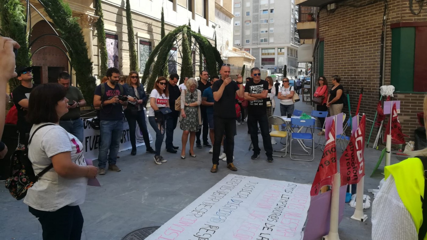 Protesta de las limpiadoras esta mañana en Murcia