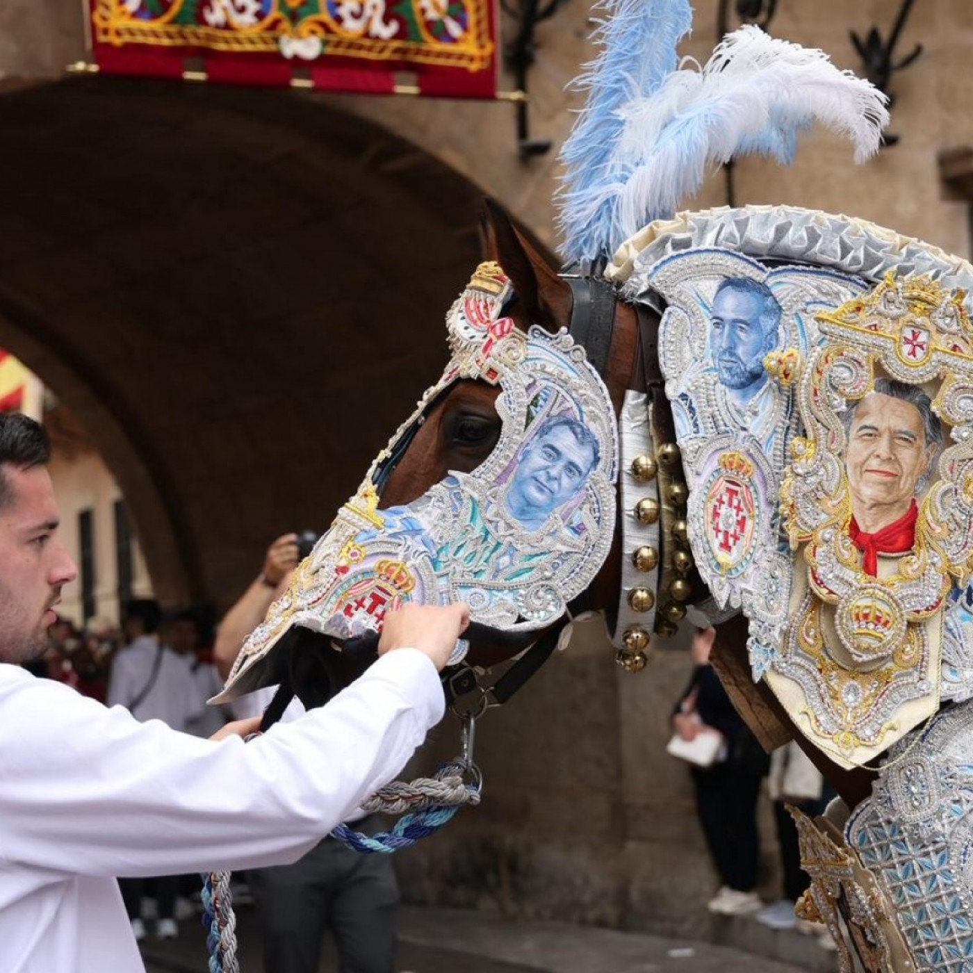 EL ROMPEOLAS T08C067 Caravaca de la Cruz vibra con la pasión y el arte de los Caballos del Vino 2026 (02/05/2026) — EL ROMPEOLAS cover
