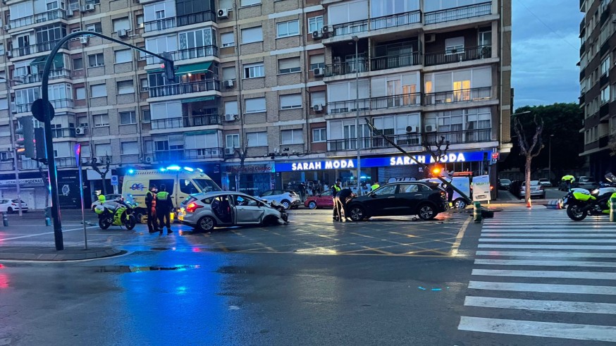 El accidente ha implicado a dos turismos junto al túnel de Ronda Norte (MUrcia): Foto: JUAN LÓPEZ