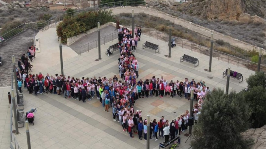 El castillo de Jumilla se vista de rosa en la marcha contra el cáncer