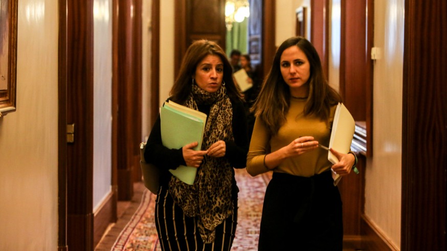Adriana Lastra e Ione Belarra en los pasillos del congreso