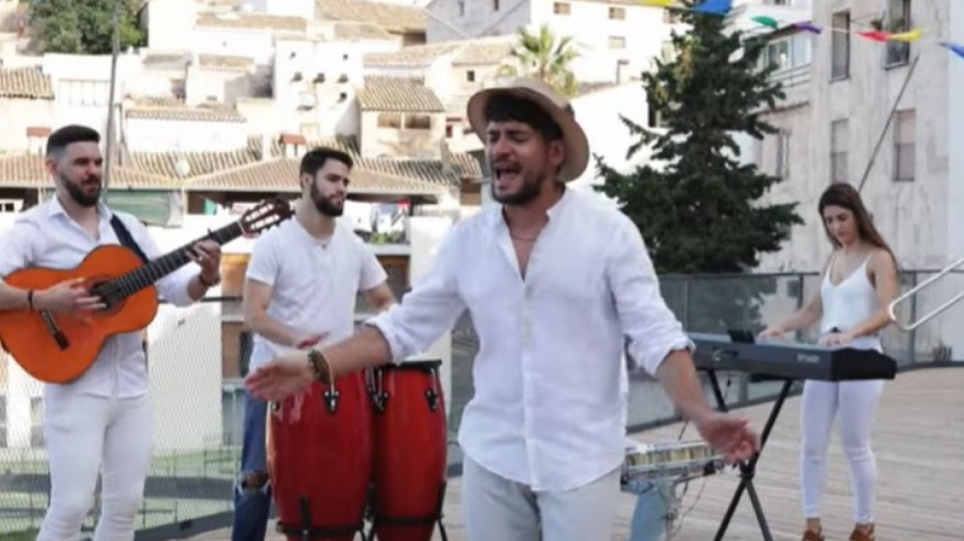 El cantante Juandi Zafra presenta su canción 'Viva la gente buena' con videoclip rodado en Cehegín