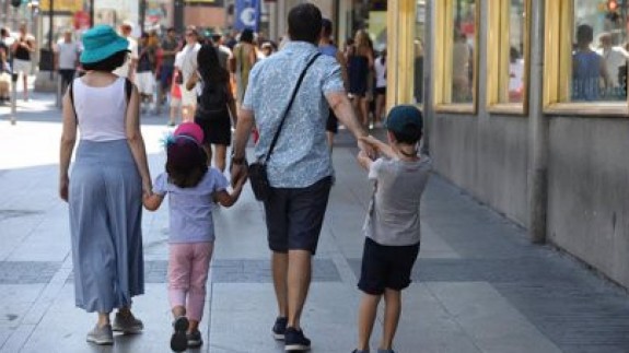 Una familia pasea por la calle. Foto: Europa Press