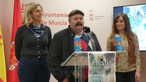 Kraser, en el centro de la imagen, junto a las concejalas Mercedes Bernabé y Rebeca Pérez. ORM