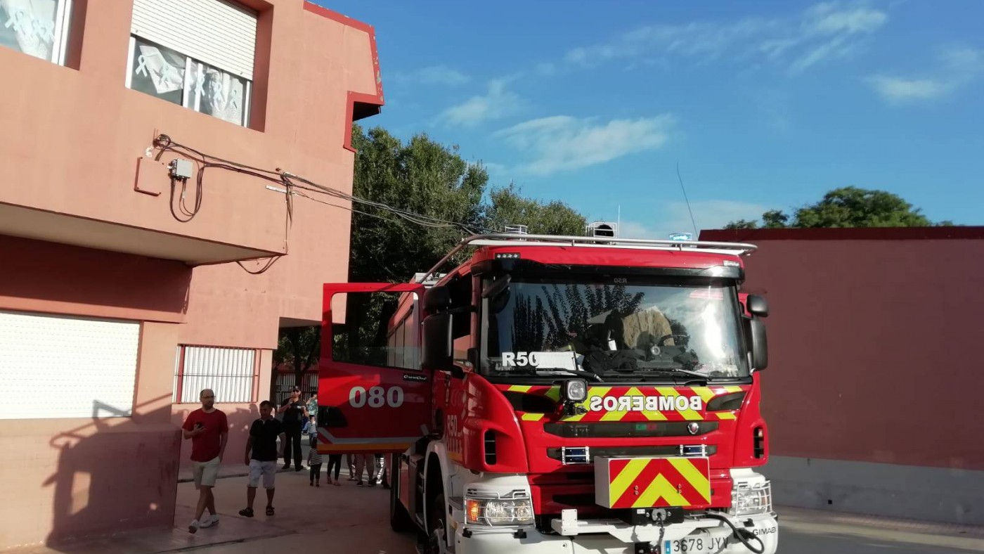 Bomberos en el colegio Santa María de Gracia, en Murcia, el pasado martes