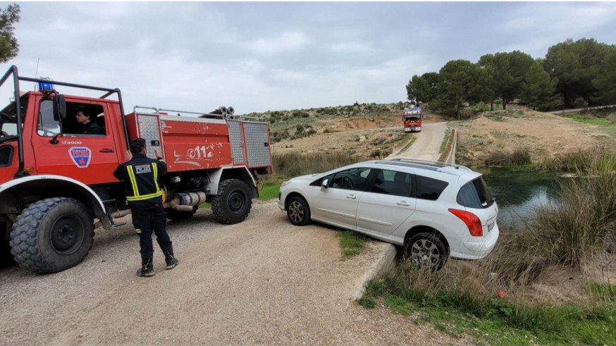 Servicios de emergencias evitan que un turismo caiga desde un puente en Yéchar (Mula)