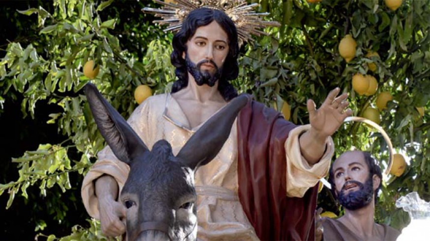 Jesús entrando con su borriquilla con limoneros al fondo