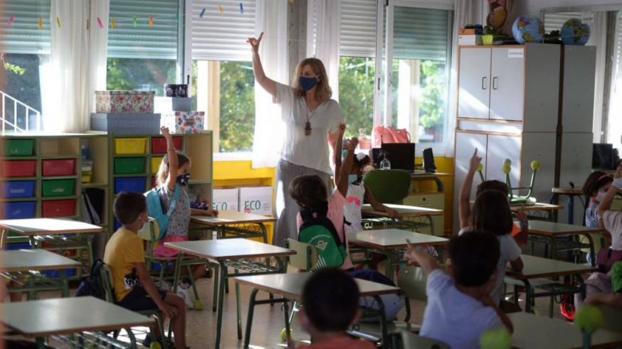 Una profesora y sus alumnos en el aula. Getty Images