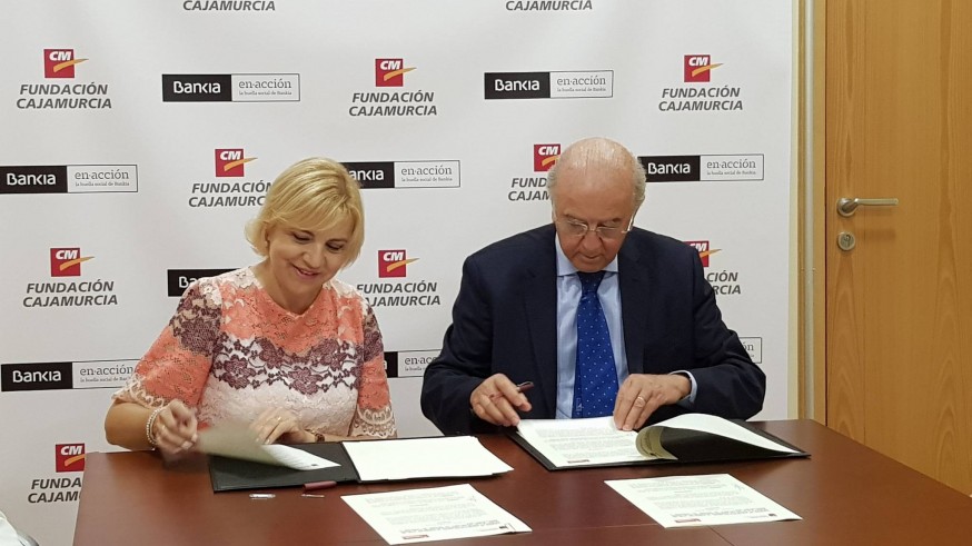 Carlos Egea, de la Fundación Cajamurcia, y Violante Tomás, firman el convenio de colaboración. CARM